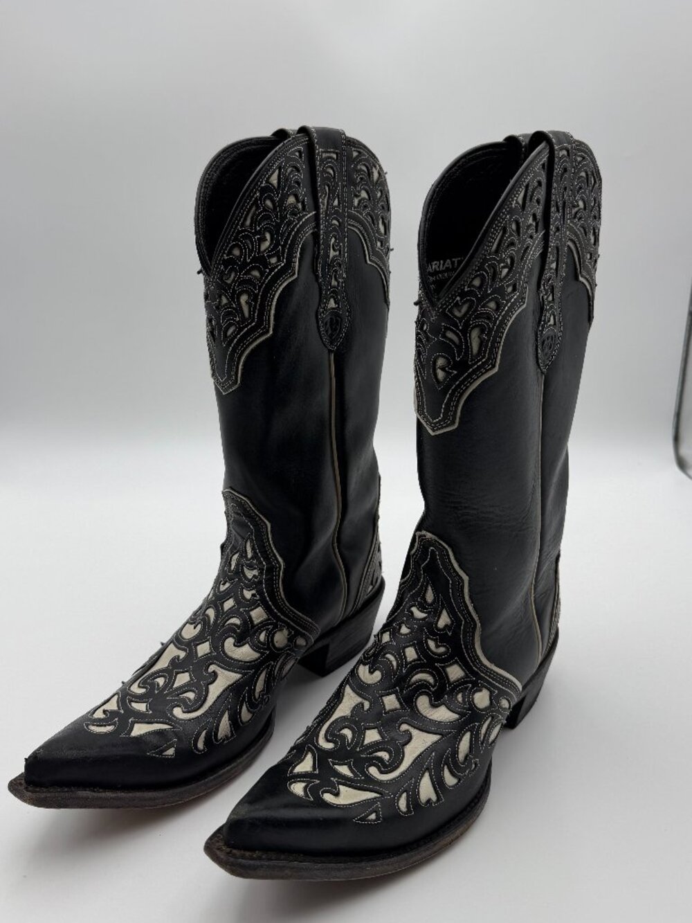 Ariat Black & White Embroidered Western Cowboy Boots. 10 B